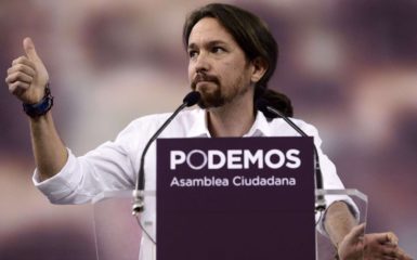 Pablo Igesias (C), leader of Podemos, a left-wing party that emerged out of the "Indignants" movement gives the thumbs up during a speech at a party meeting in Madrid on Octoer 18, 2014.  AFP PHOTO / DANI POZO